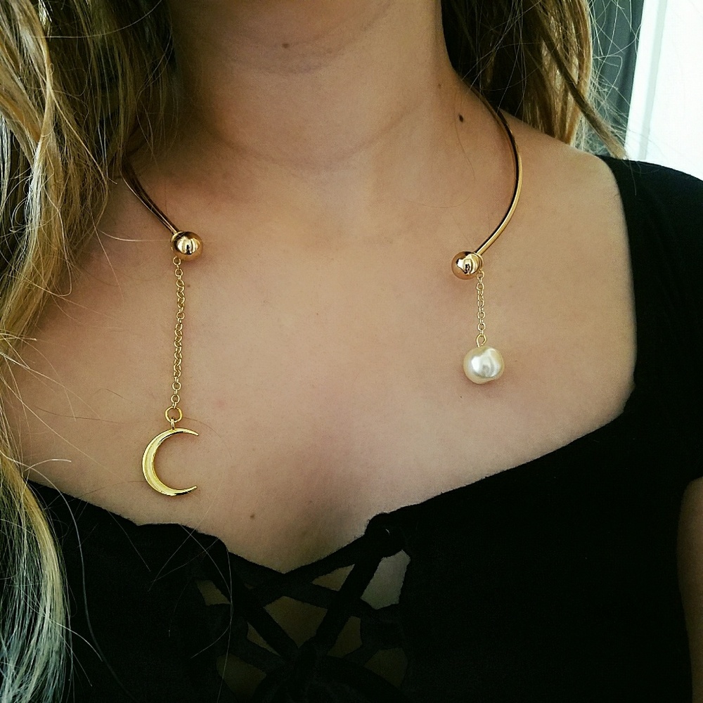 Custom pearl collar choker